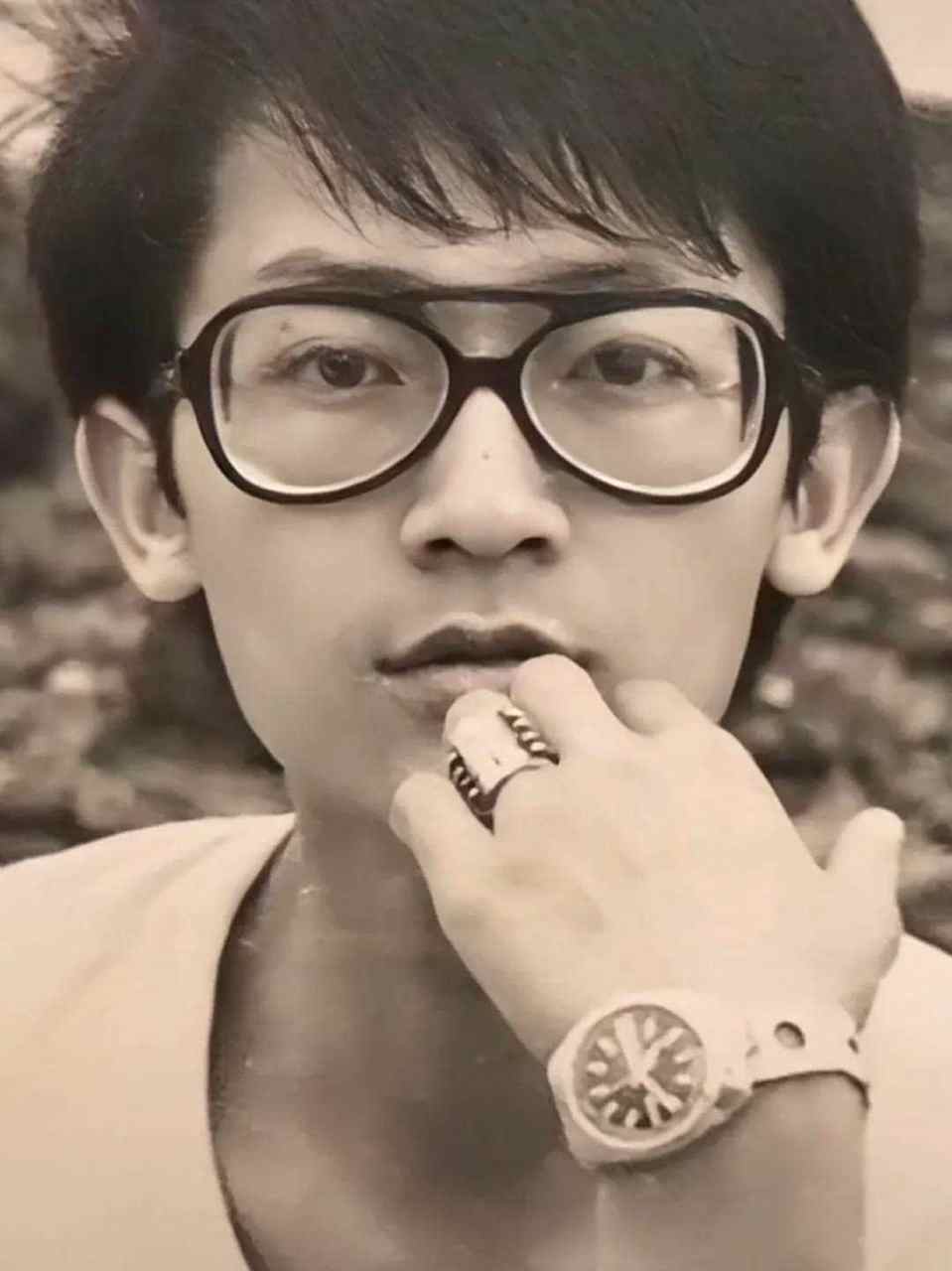 陈勋奇没胡子的样子太帅了 电影全才陈勋奇从年轻就开始留着胡子示人