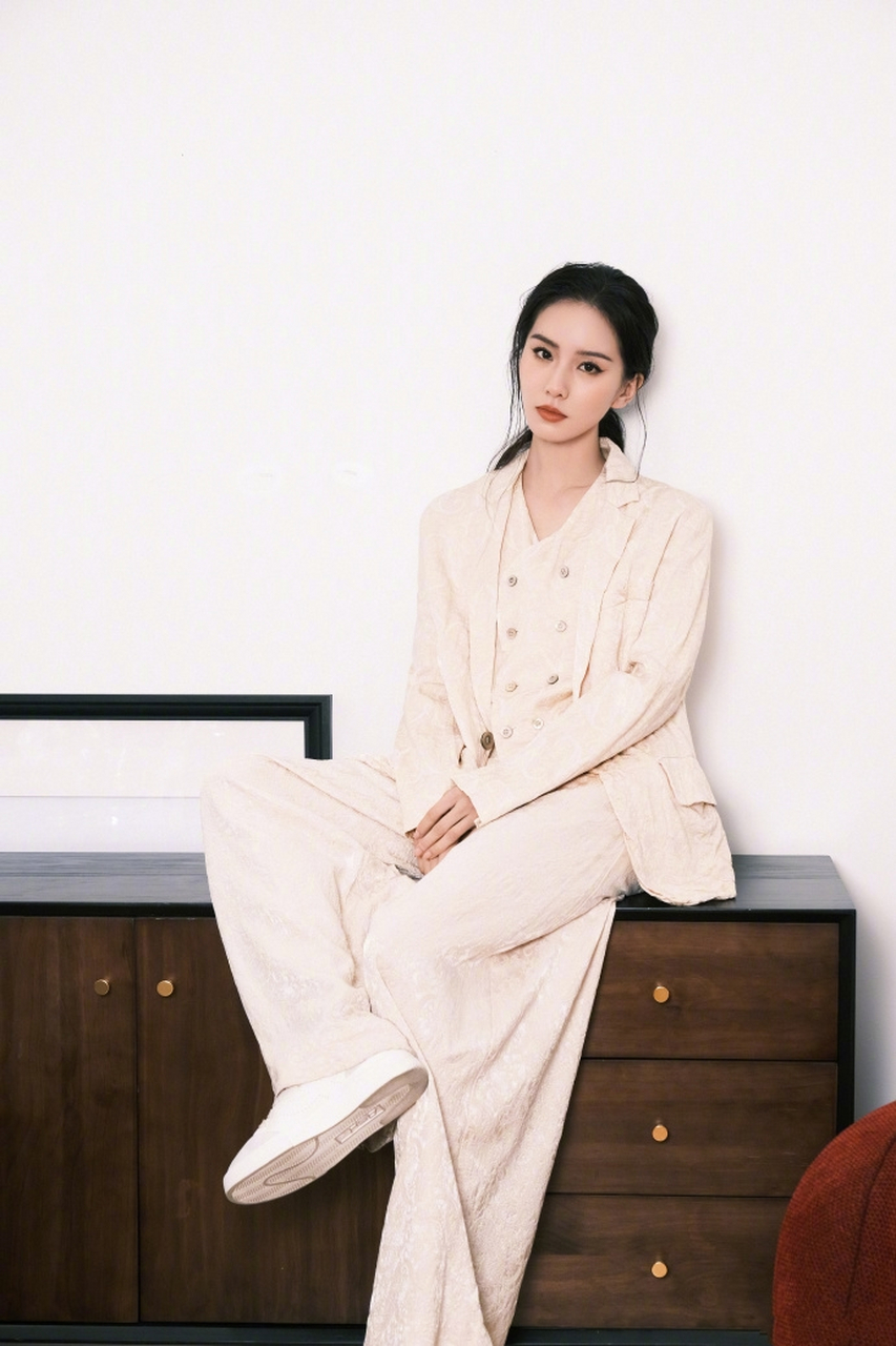 刘诗诗和钟欣潼晒最新美照 1月12日大明星刘诗诗罕见晒出自己的近照