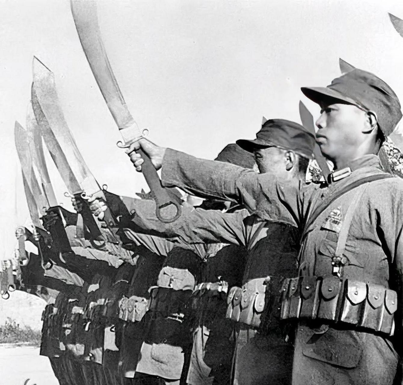 在1933年的喜峰口战役中,29军组建的大刀敢死队展现了惊人的勇气和