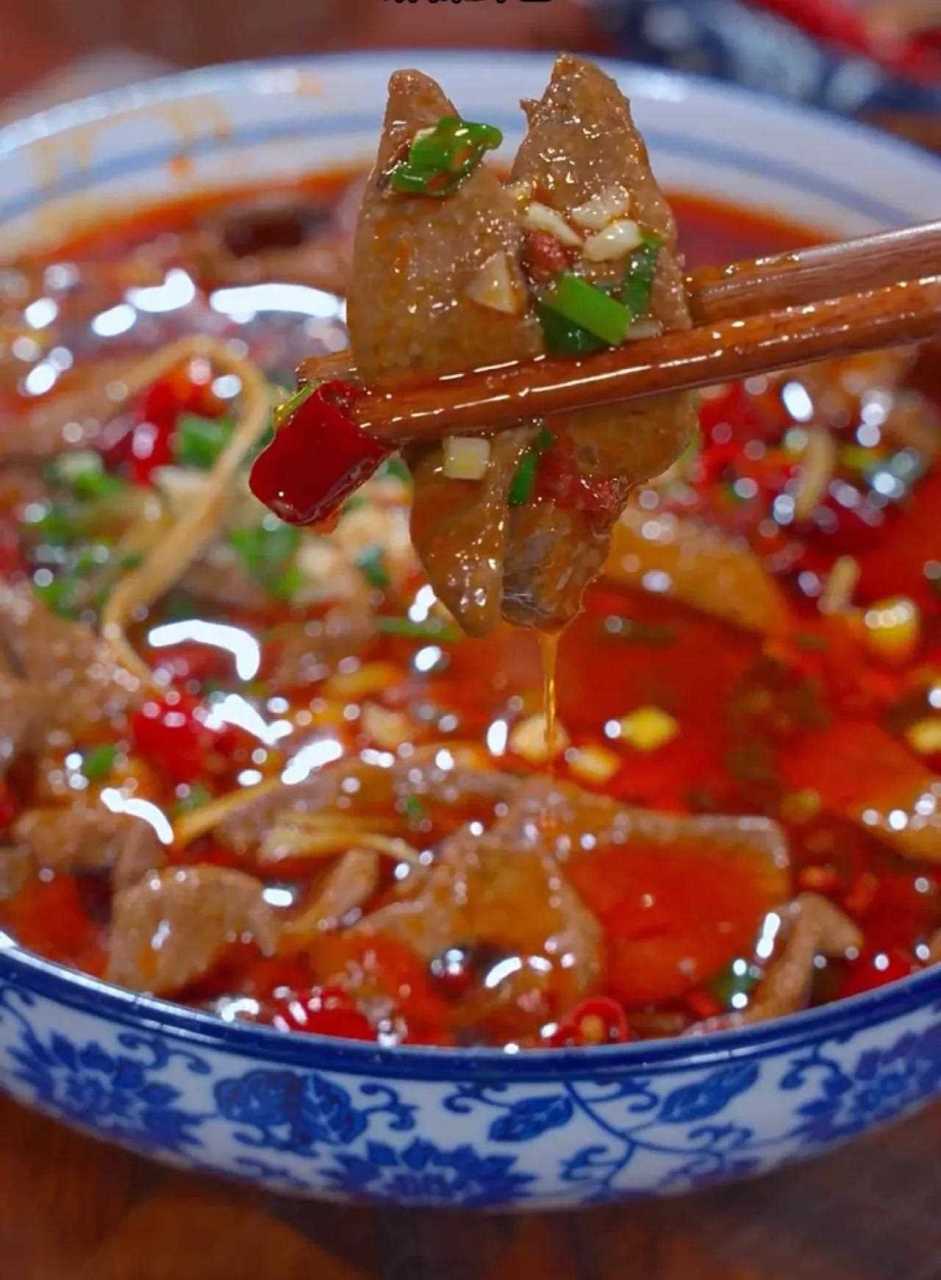 以后猪肝不要老是炒着吃了,今天这个水煮猪肝你肯定没吃过,麻辣鲜香
