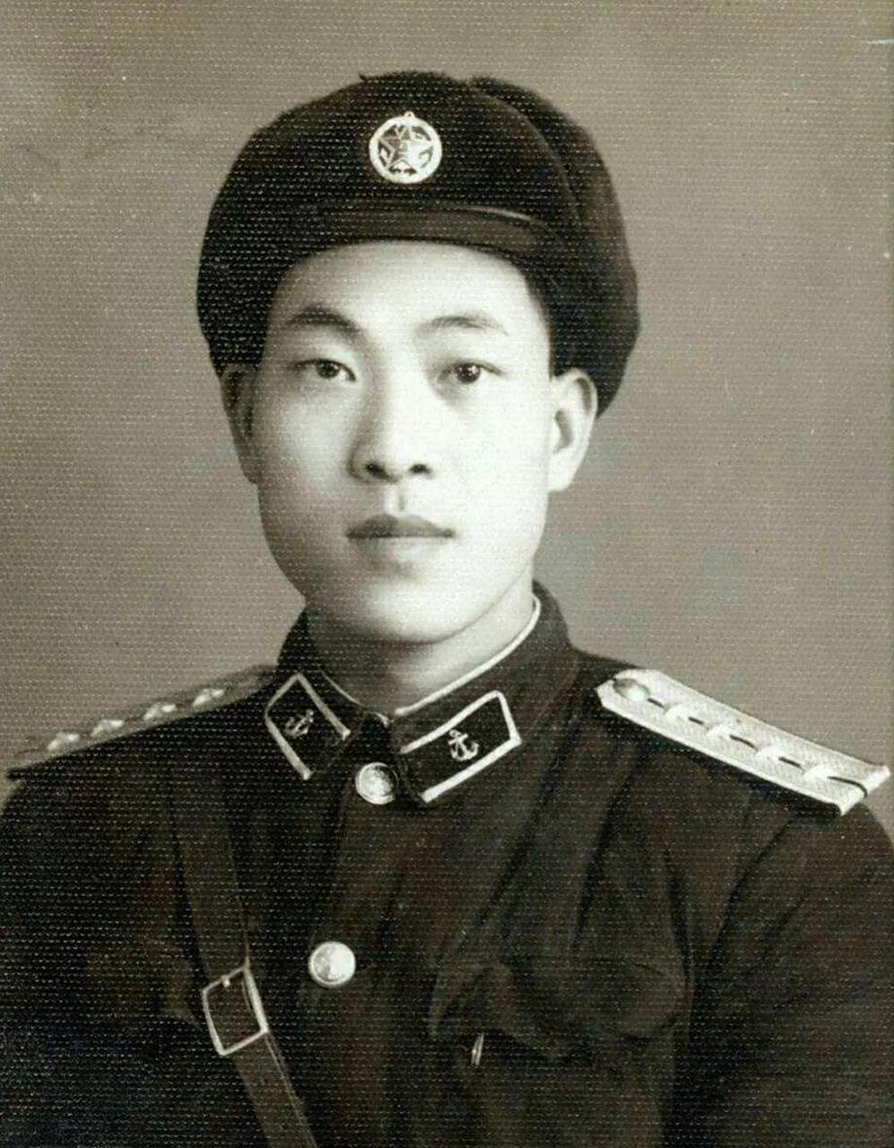 1955年,一名被授予大尉军衔的军官,照片中的他英俊帅气,目光炯炯有神