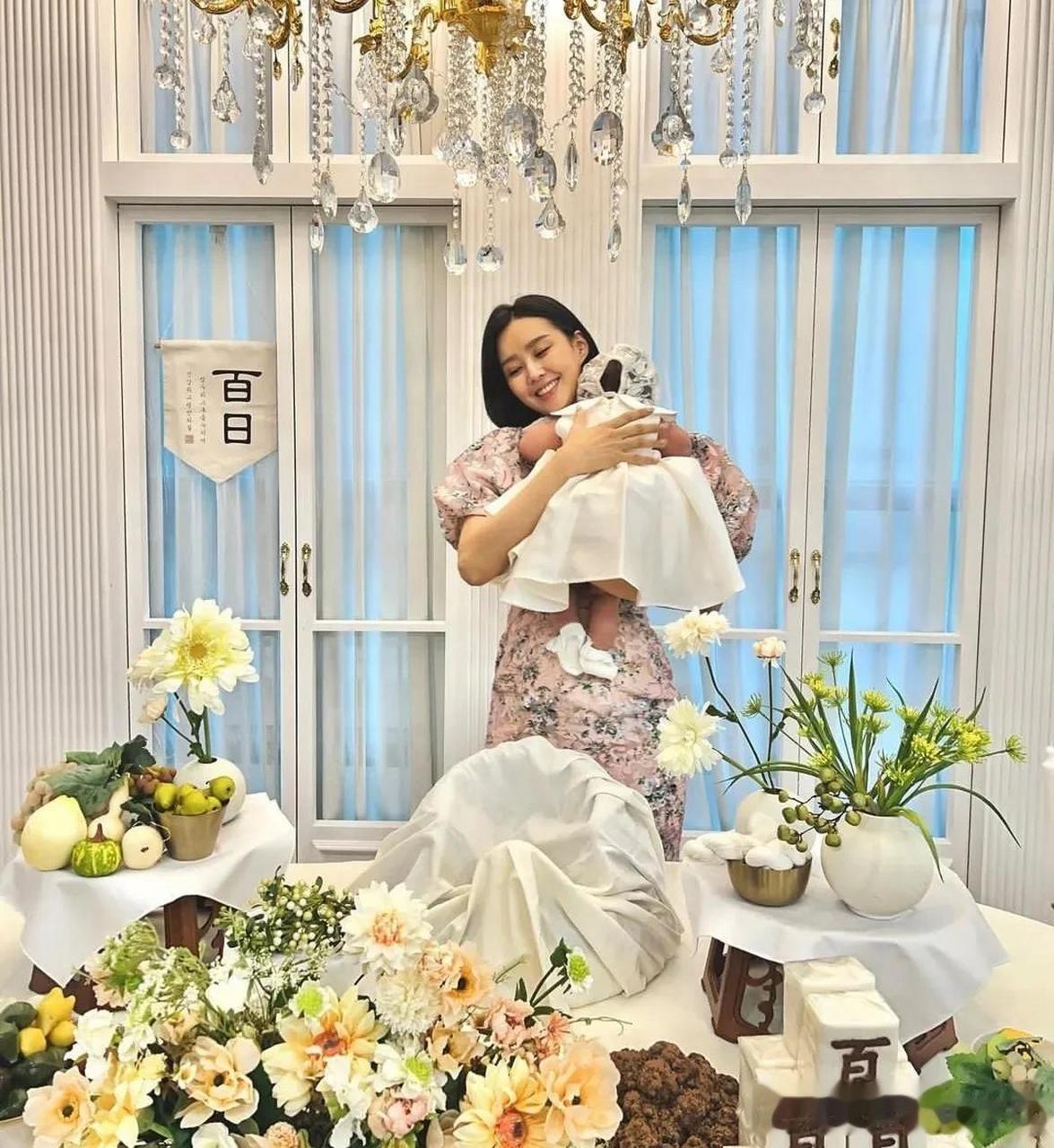 在摄影棚里身穿华丽礼服的池素妍用鲜花,糕点,水果