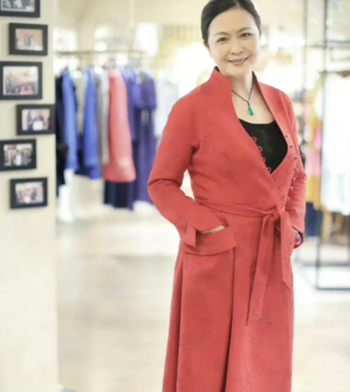 金莉莉惊艳的外形与窈窕的身姿令人难以置信,年过半百仍打扮得如此