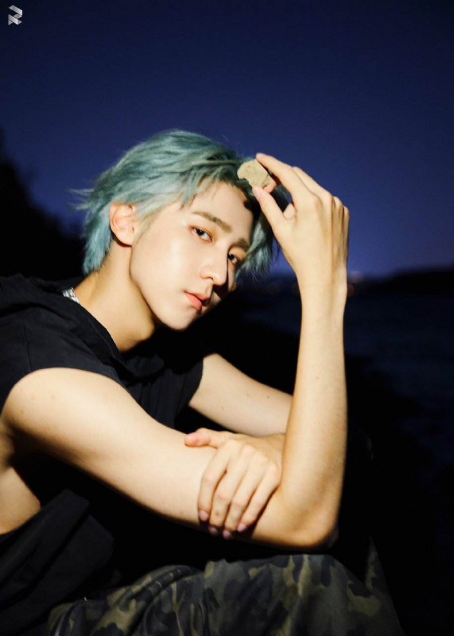 赵让《声声如夏花》预告照 蓝色发型 黑色背心在光影中的照射下张扬