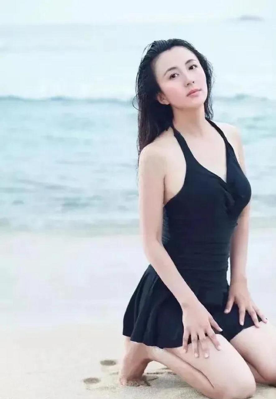 gif创作人# 47岁杨童舒上演湿发性感,黑色泳装照大秀丰满曲线,网友