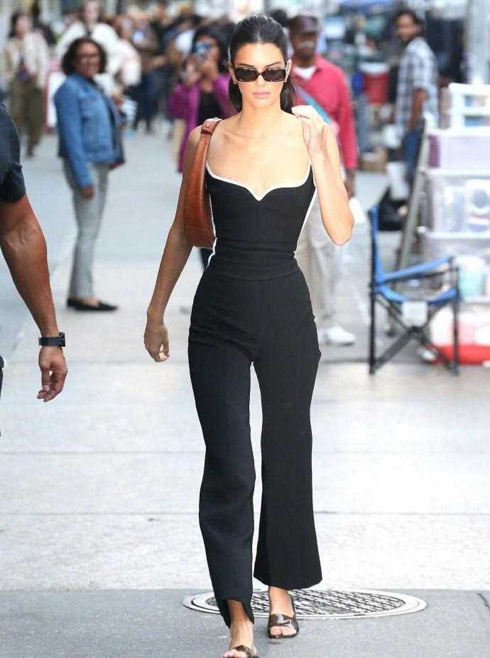 肯豆的蚂蚁腰才是超高级,穿紧身连体裤随性街拍,身姿曼妙倍有范 女