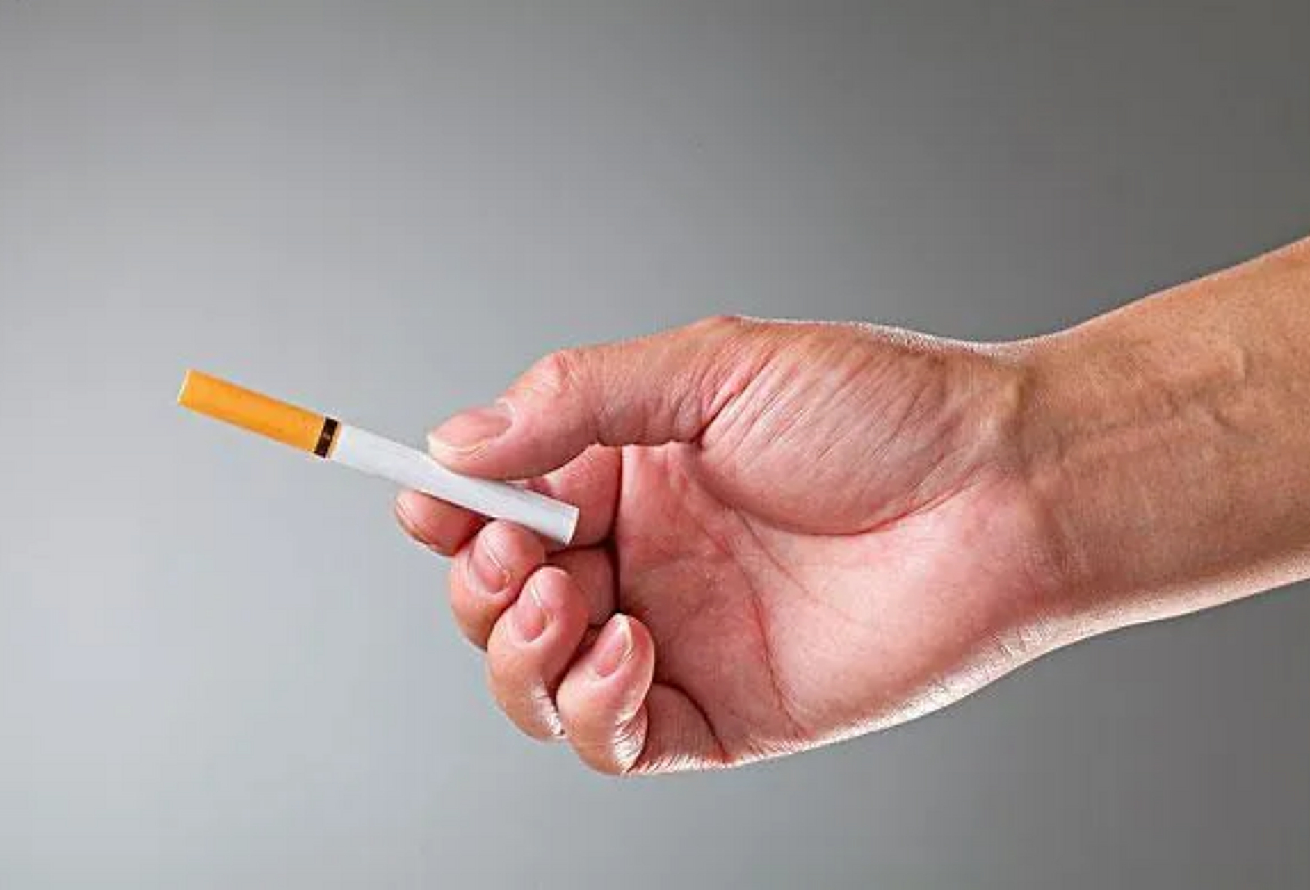 工作中,领导突然给你递烟,低情商的双手接过,毫无感情地说句"谢谢",而