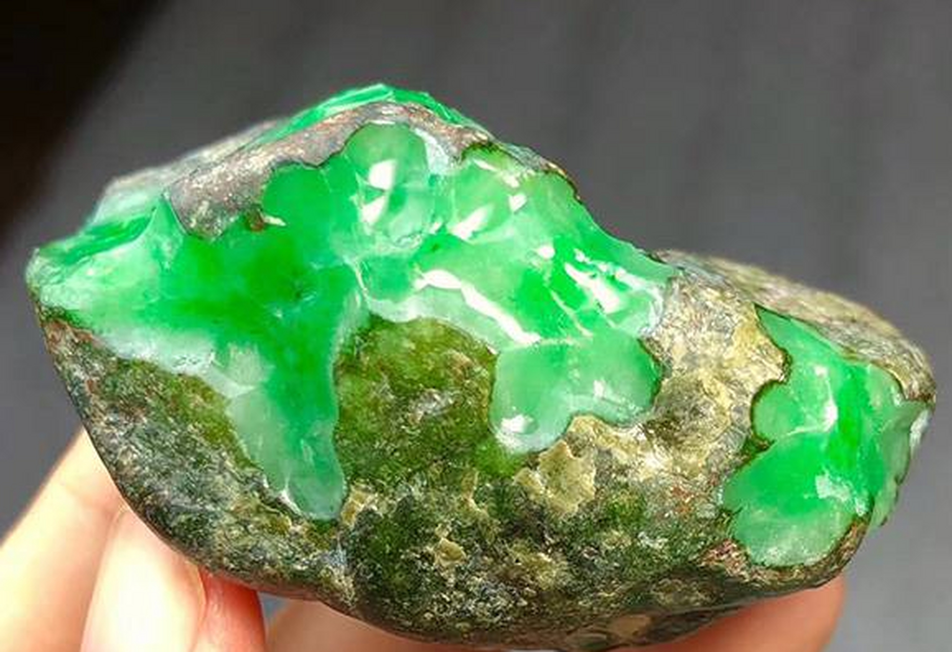 翡翠原石# 400克 老木那脱沙冰飘花牌子料 种老沙细 皮壳紧致老辣