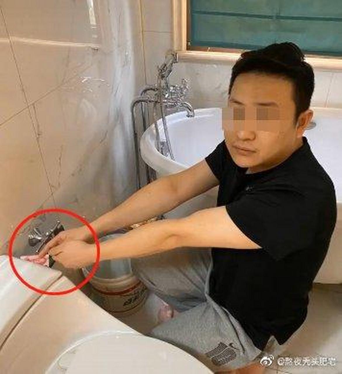 私房钱案发指认现场,哈哈哈哈哈这个马赛克跟手势很专业  #搞笑