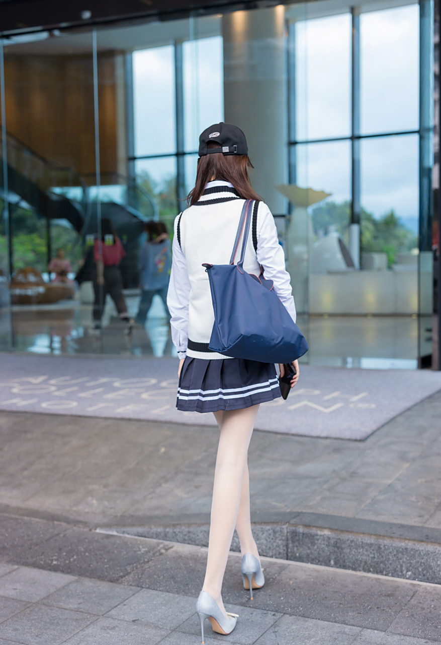 学院风校服套装搭配性感白丝,修长的美腿,样貌甜美让人赏心悦目#美女