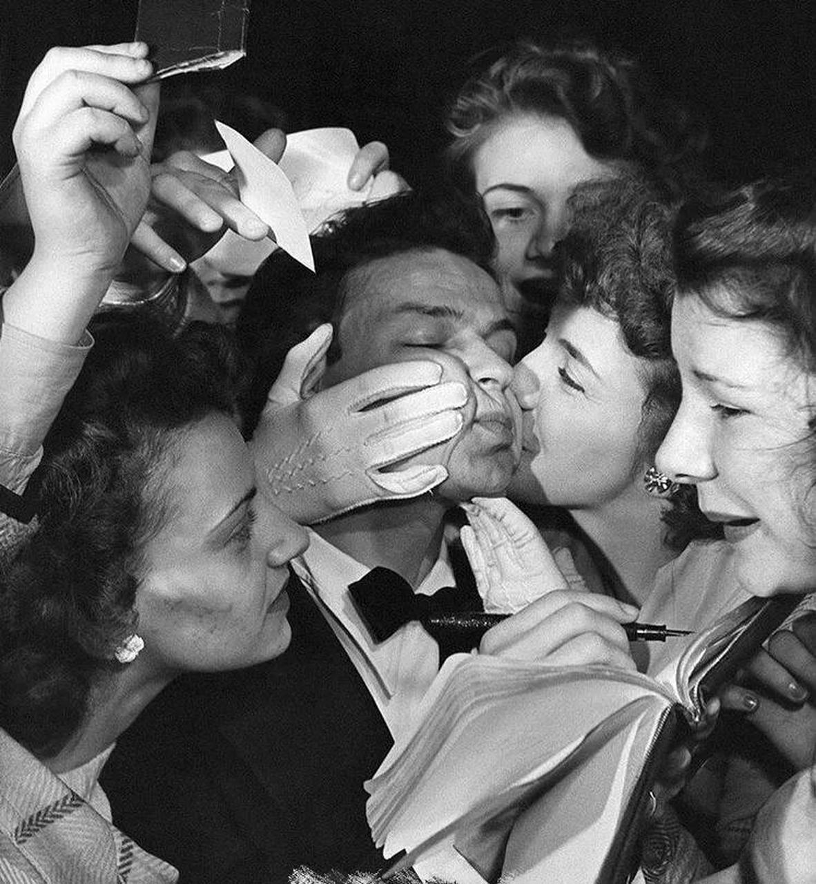 弗朗西斯·阿尔伯特·辛纳特拉,通称弗兰克·辛纳特拉,在华语世界