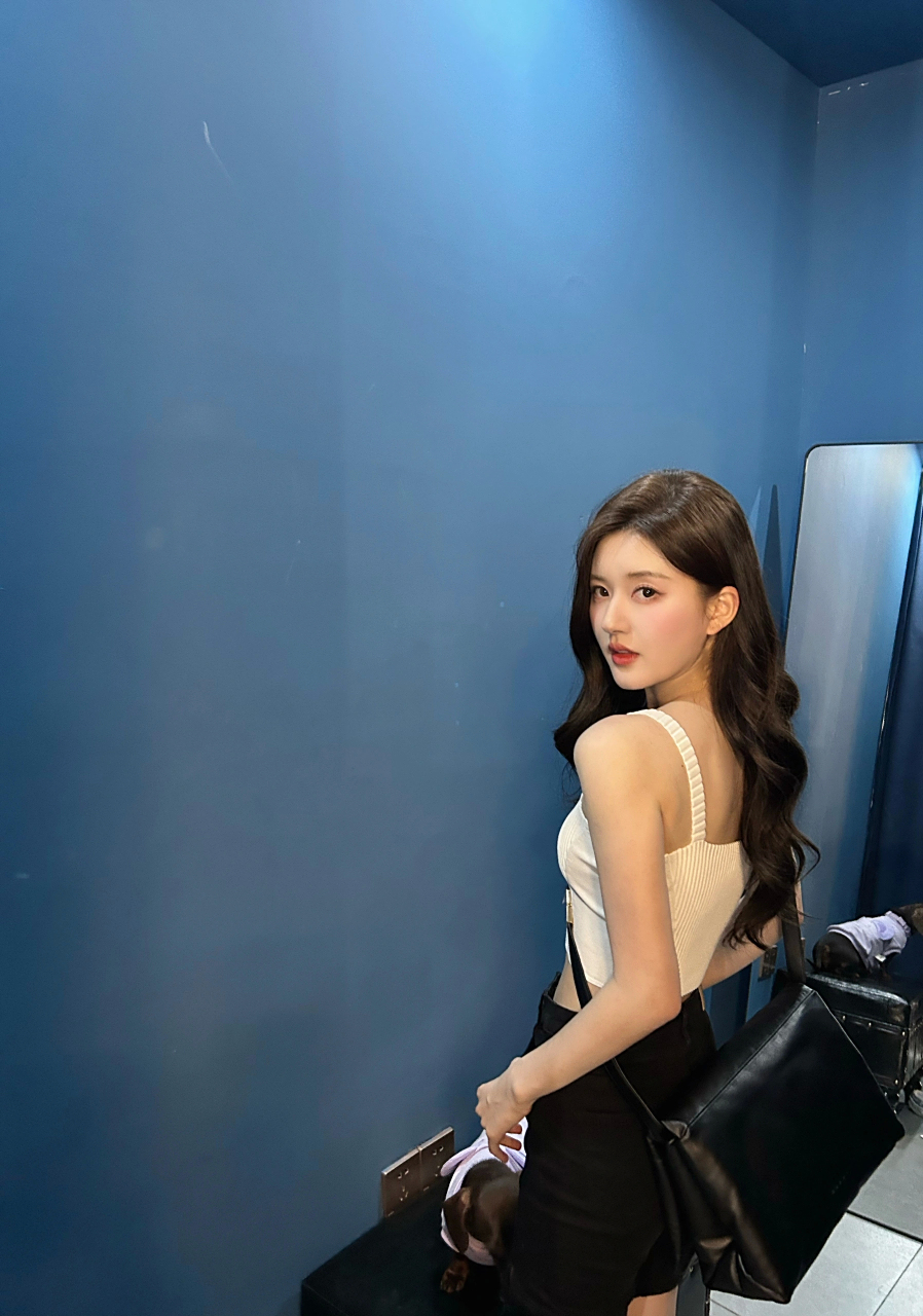 赵露思露脐吊带裙超性感,火辣又吸睛,眼神迷离又妩媚