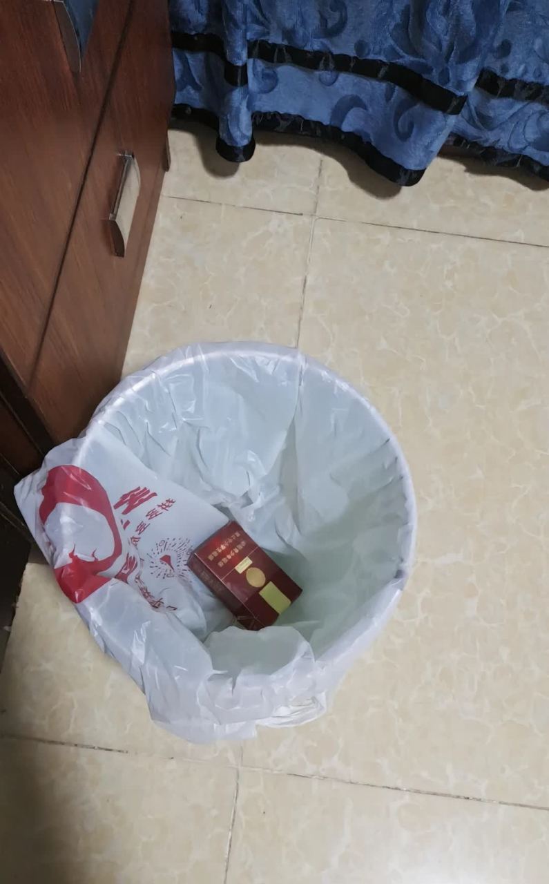 下午在儿子房间打扫,顺手捡起一个不知谁何时扔的烟盒,不知怎的,我把
