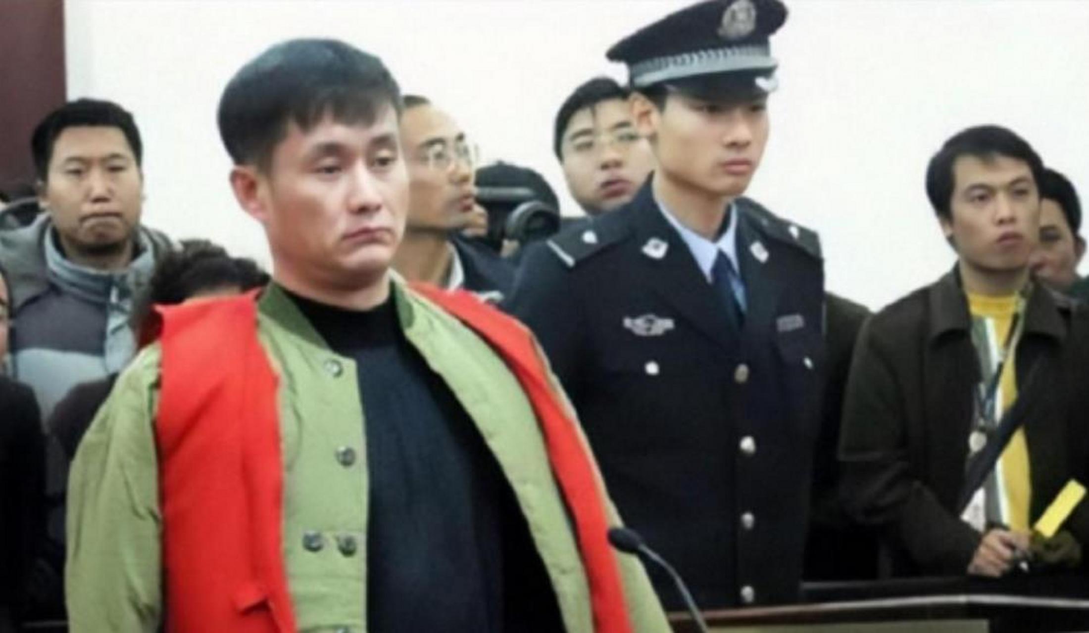 2006年,张显光购买了大量的酒菜,在与妻子闲聊的过程