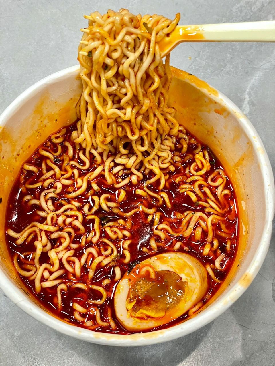 大半夜被一桶泡面辣哭了