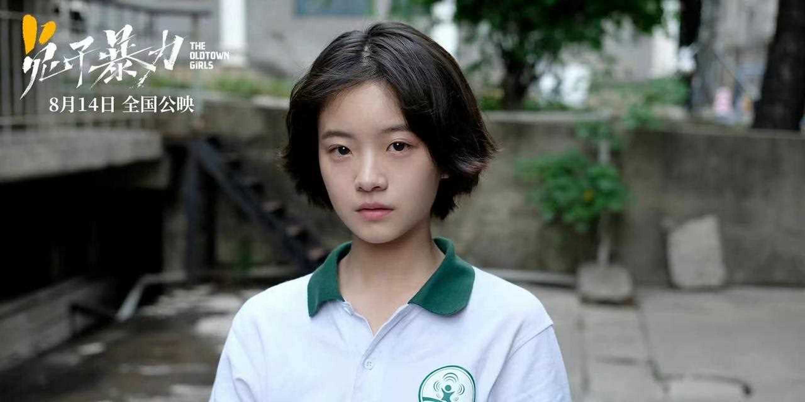 在档高口碑电影《人潮汹涌》中,万茜奉献了精彩的表演.