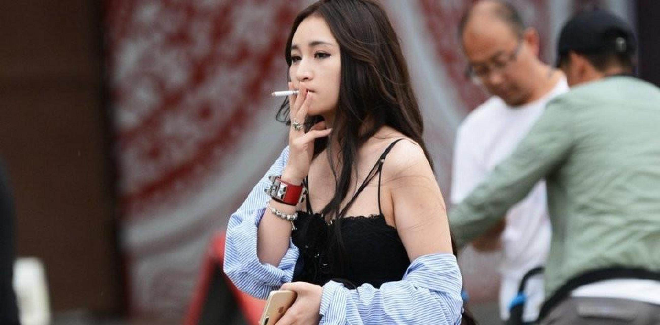 街拍:小姐姐穿衣不正经!看抽烟的姿势就知道是"老烟枪"