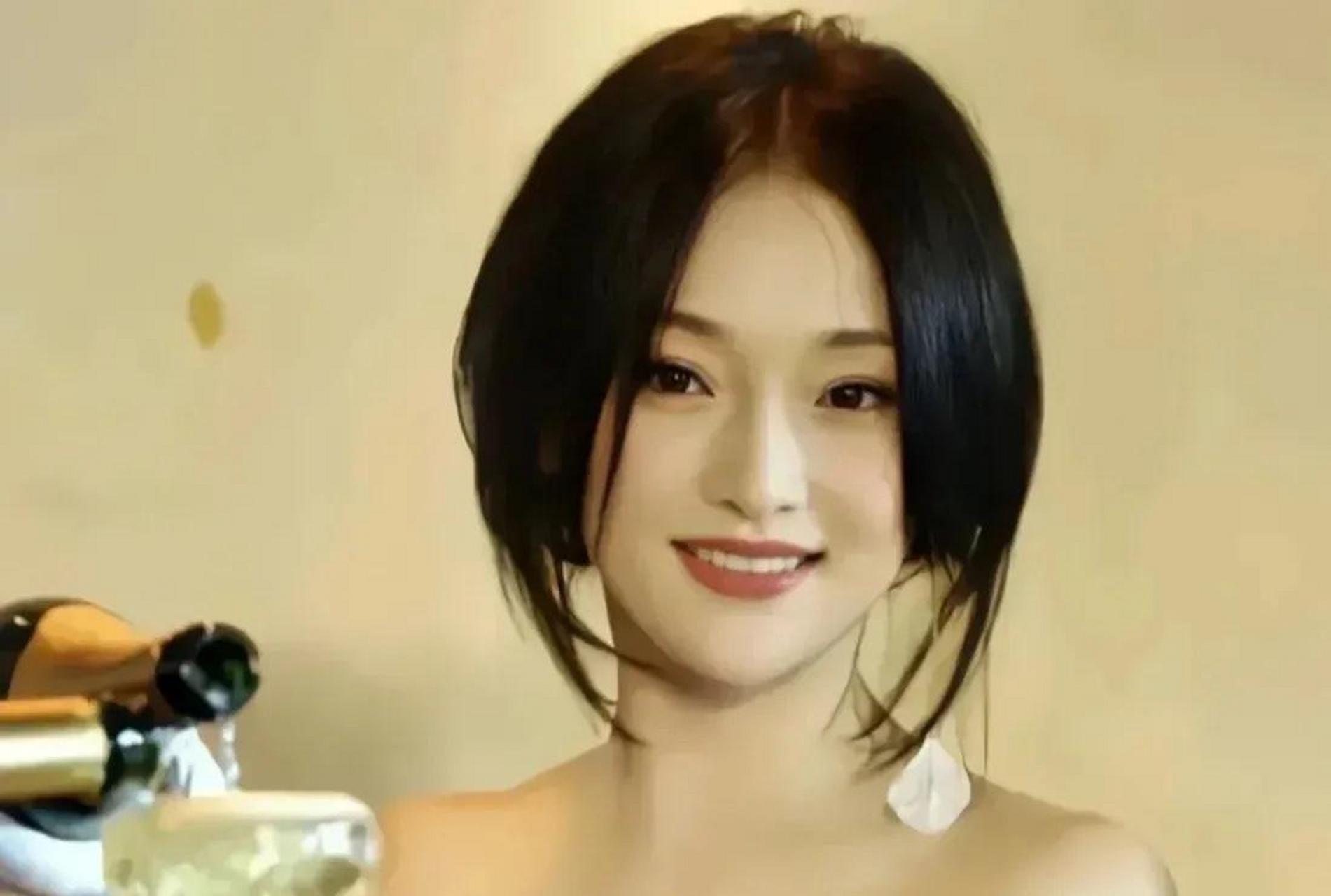 年轻时的周迅真是把"灵动"写在脸上,一双忽闪忽闪的大眼睛写满了故事.