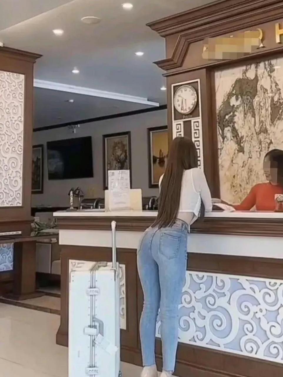 和暗恋的女同事一起出差,真的太高兴了!