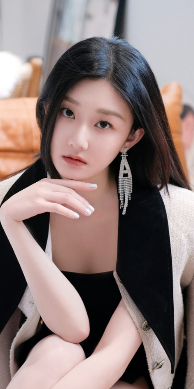 肤白貌美,容颜秀丽的#袁雨萱# 纤瘦苗条的身材,窈窕淑女,妩媚端庄