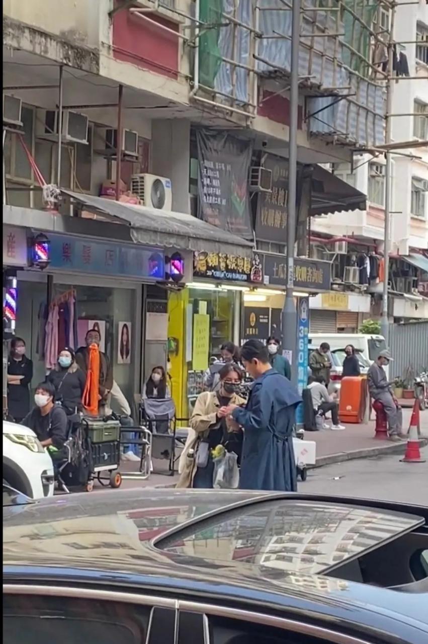 领动计划# 香港街头看到大帅哥黄宗泽,一身风衣潇洒倜傥,头发丝都透