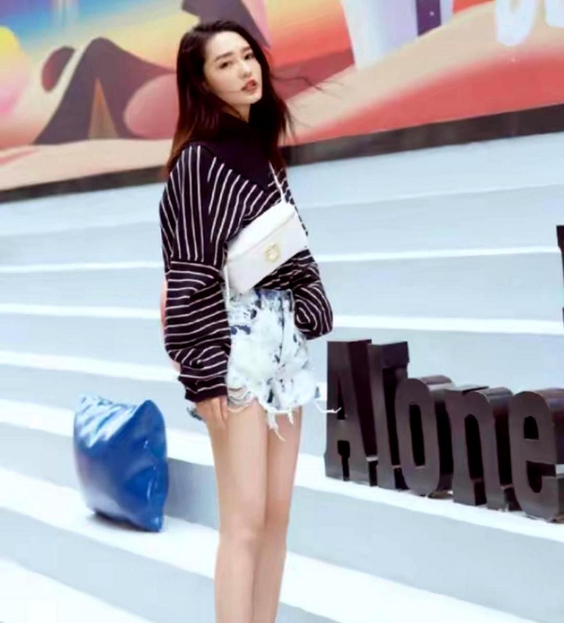 李沁穿着牛仔短裤展示美腿,再次刷新颜值高度,网友纷纷称赞她是时尚