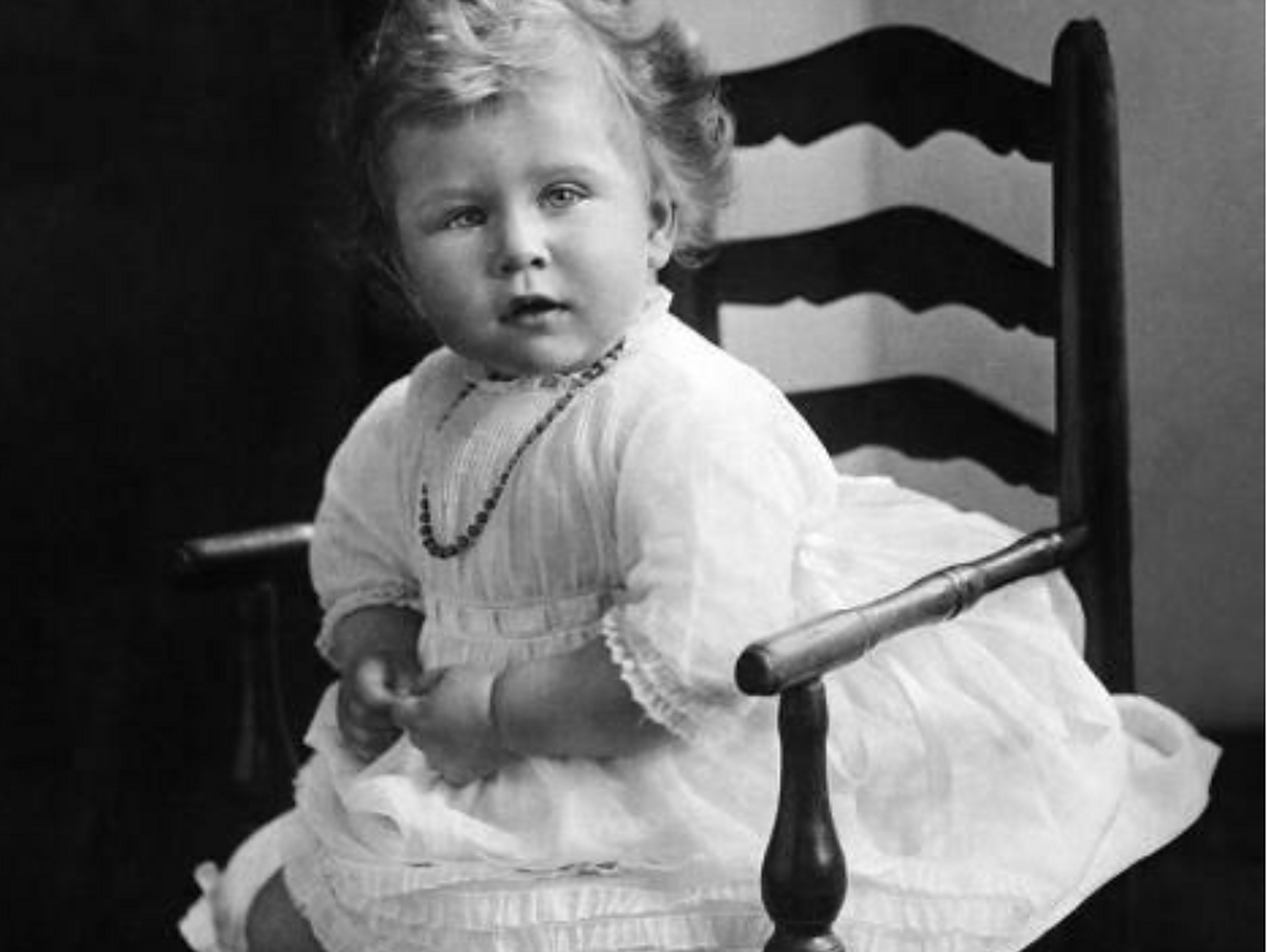 因为当时伊丽莎白的父亲自己都不是国王,怎么算女王的位置都不可能