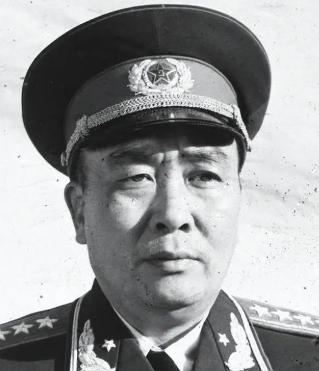 其中,粟裕大将被誉为新中国的第一大将,曾担任新四军师长,华中