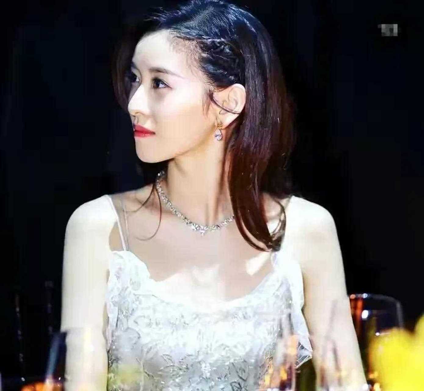 章泽天出席活动的美照!