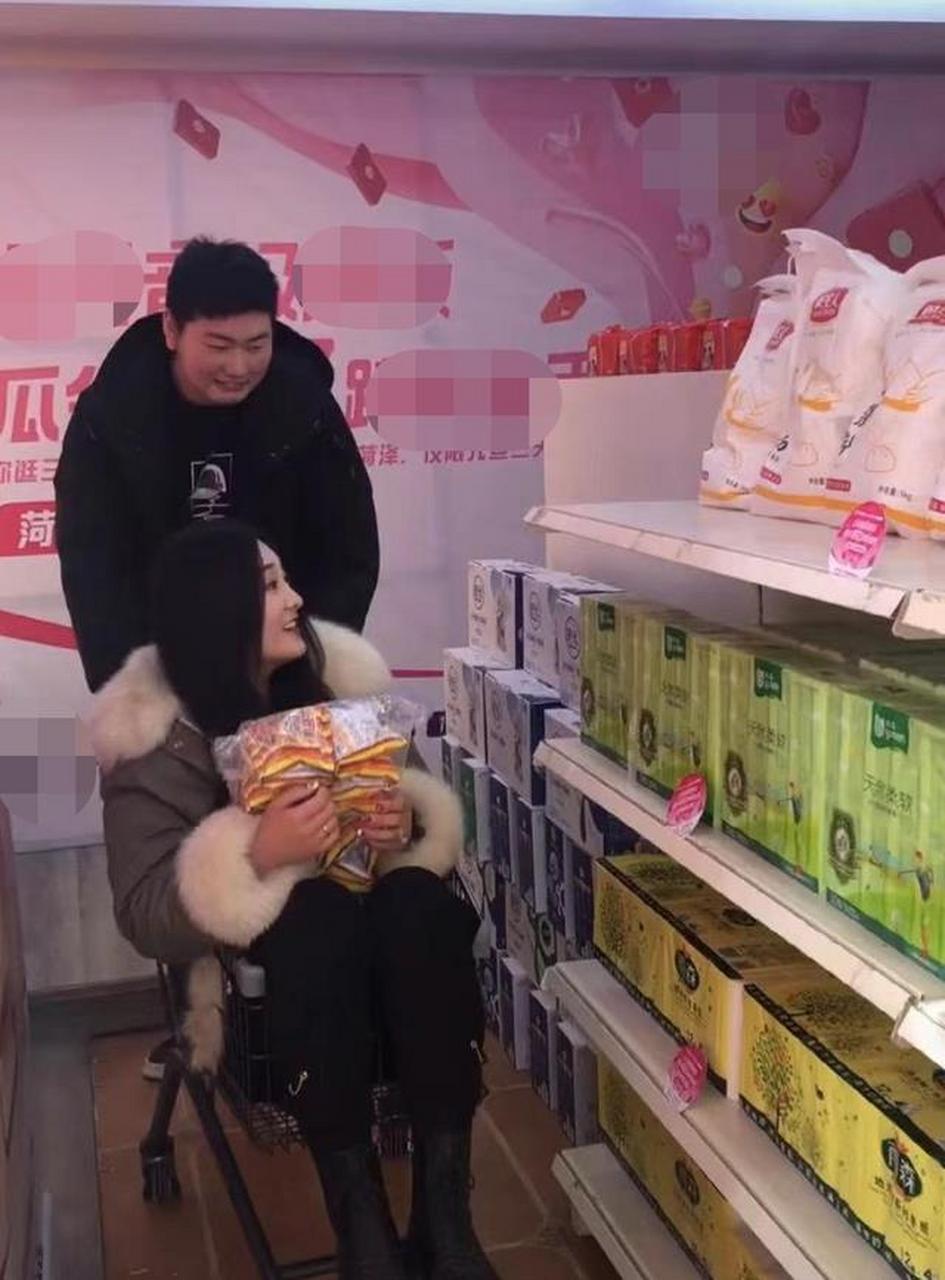 大衣哥儿媳坐购物车内逛超市,满脸享受似大小姐,又在做秀?