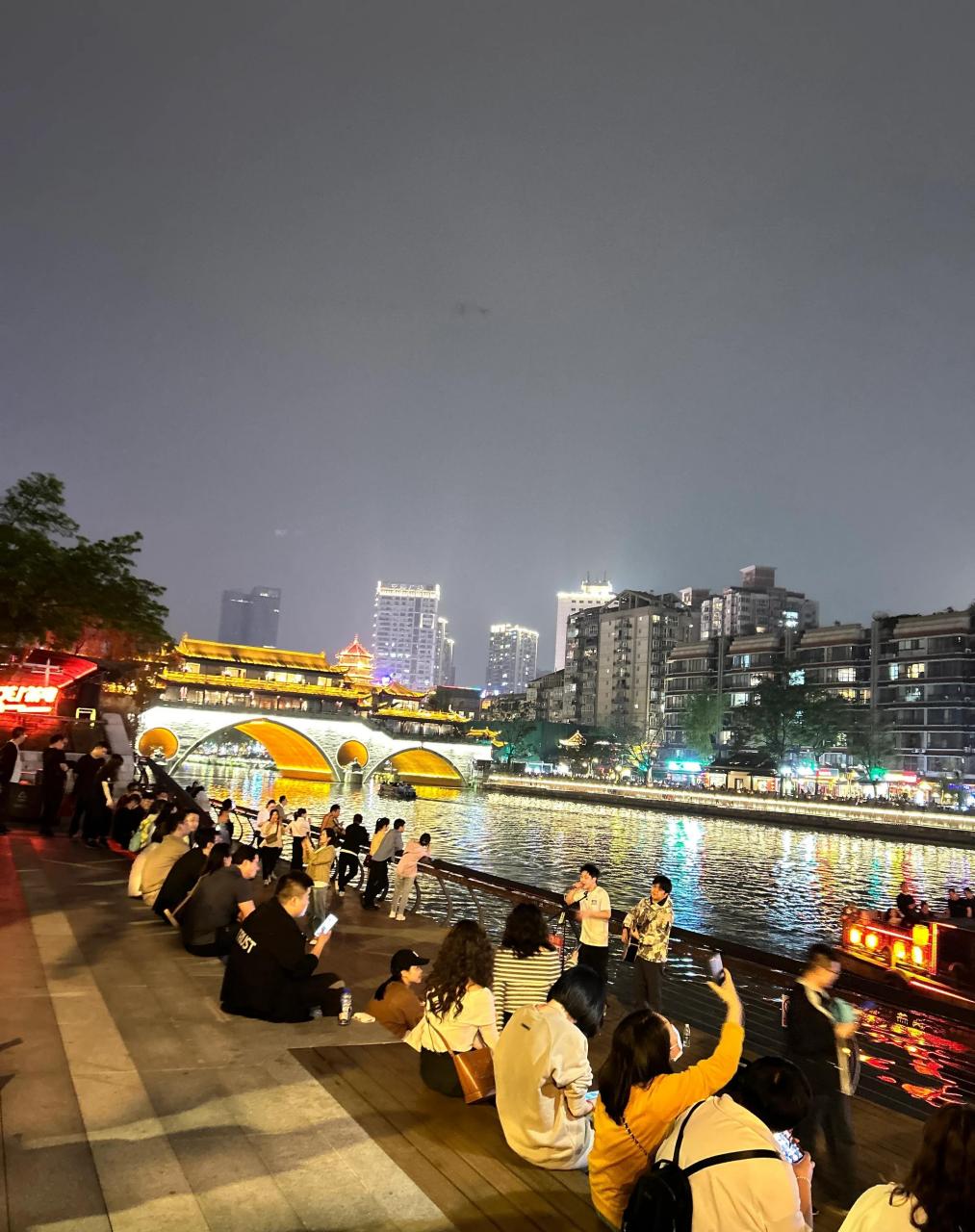 晚上来到了传说中的成都九眼桥!这里的景象让我着实大开眼界!