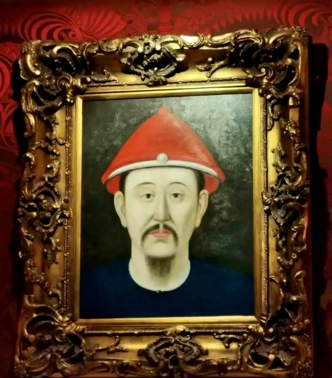 在法国酒店墙上挂着我国清朝官员的头像,不知其含义.