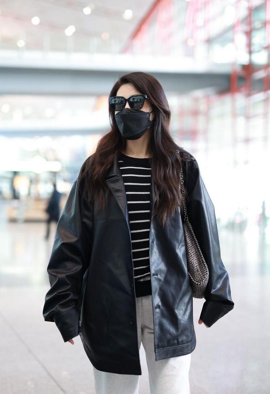 曾黎机场街拍,黑色皮衣外套 白色直筒裤 条纹t恤休闲时尚.