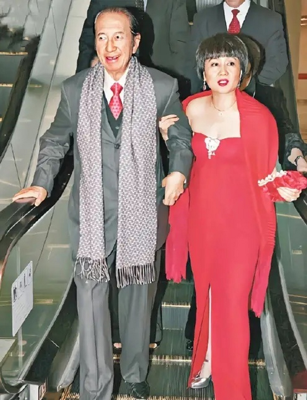 说实话,年轻时的赌王三太陈婉珍真的很漂亮,一袭红色吊带裙挽着老公的