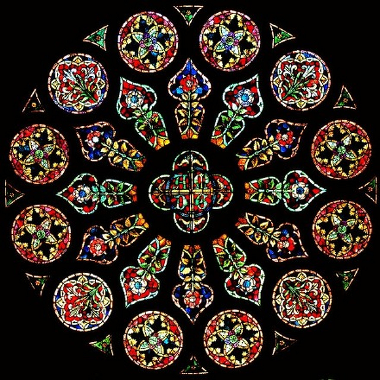 也称玫瑰花窗,为哥特式建筑的特色之一,指