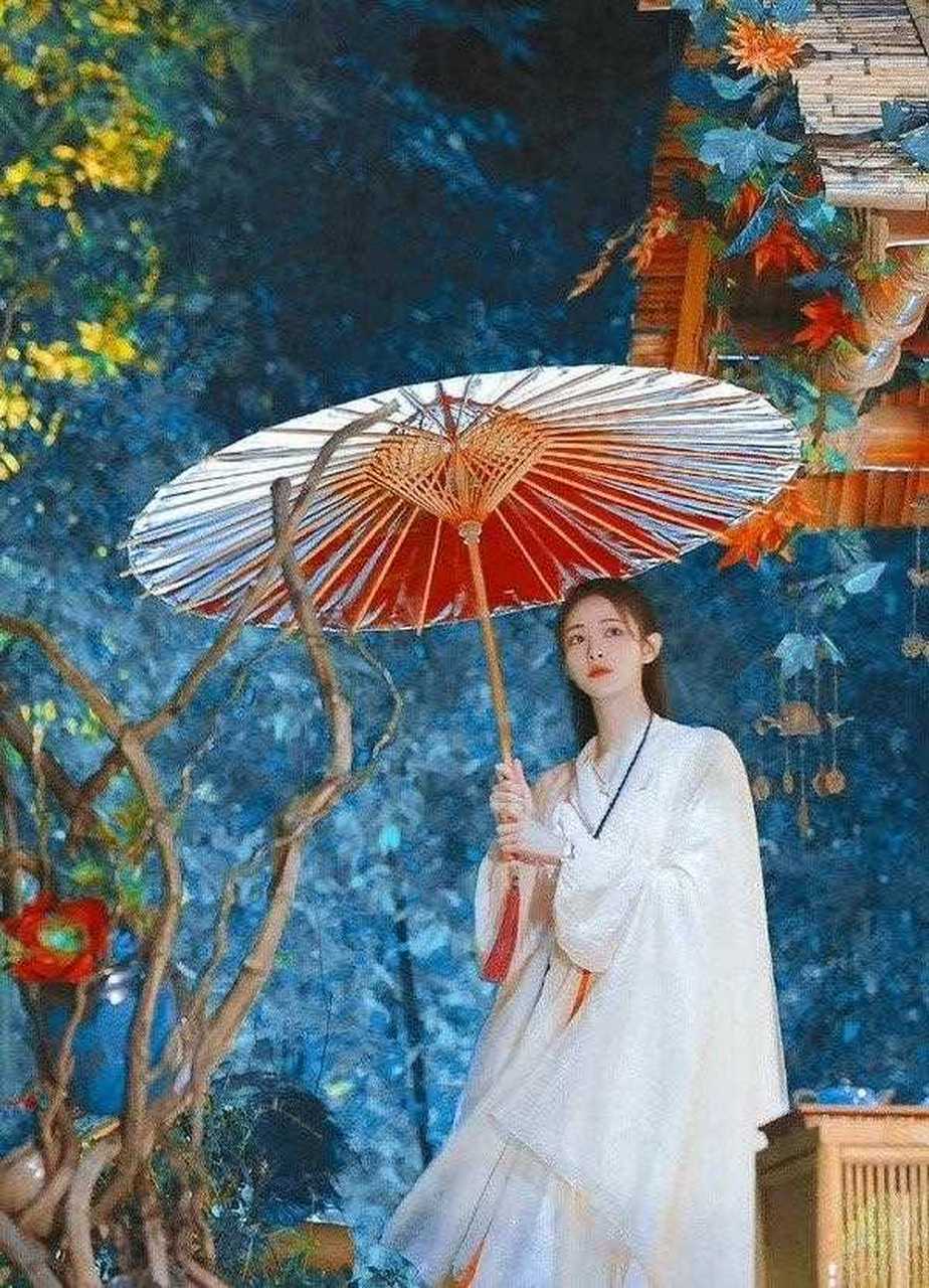 当时大家都被关晓彤的这个撑伞氛围美图给惊艳到了,又找了一些其他花