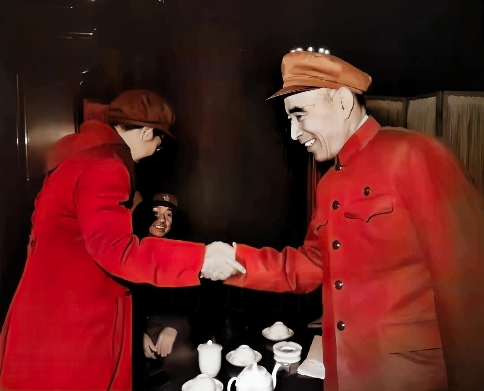 在他们身后坐着这位女士的丈夫,林总笔下的老战友陶铸,他为北平的和平