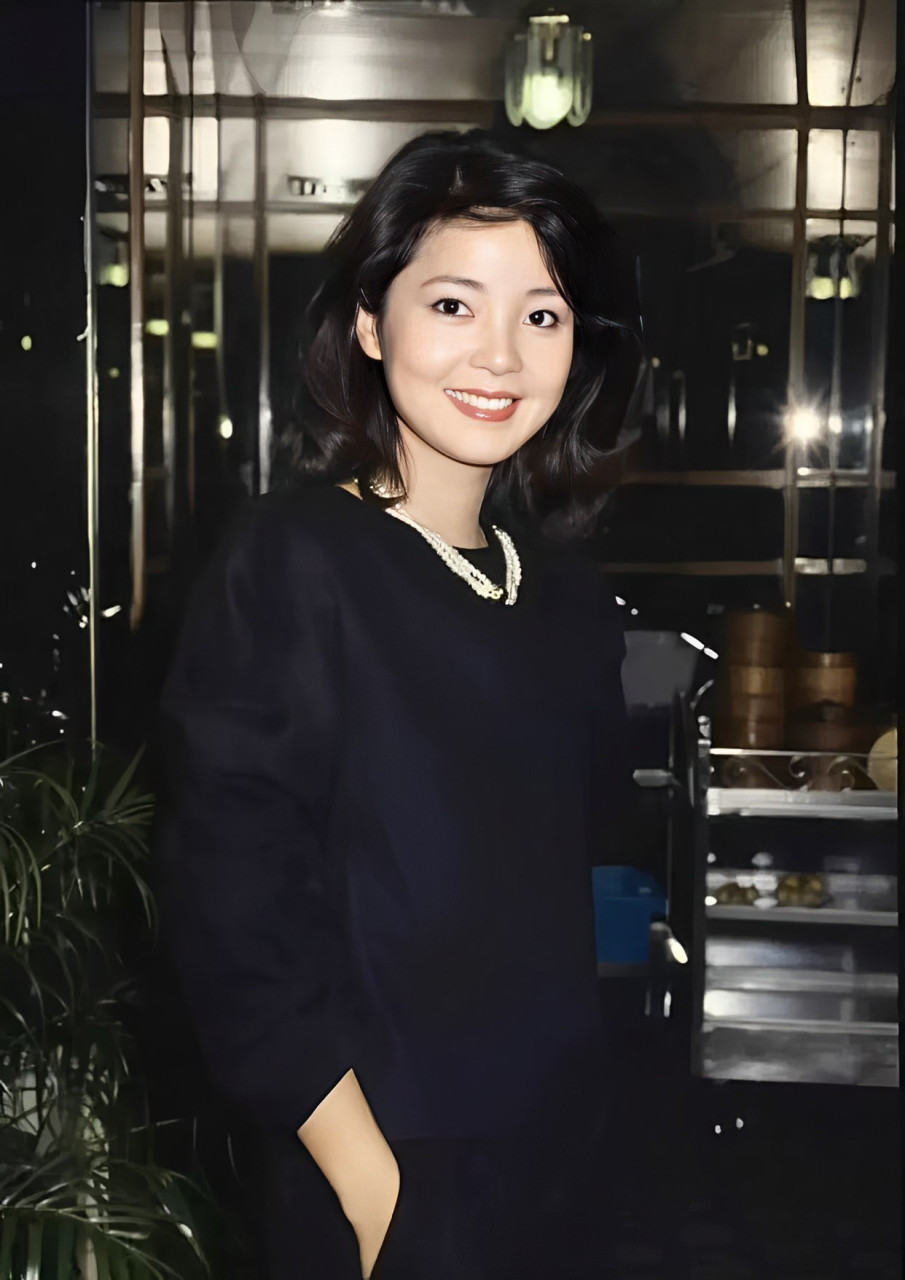 这是年轻时候的甜歌皇后邓丽君惊艳留影,照片中邓丽君穿着黑色圆领