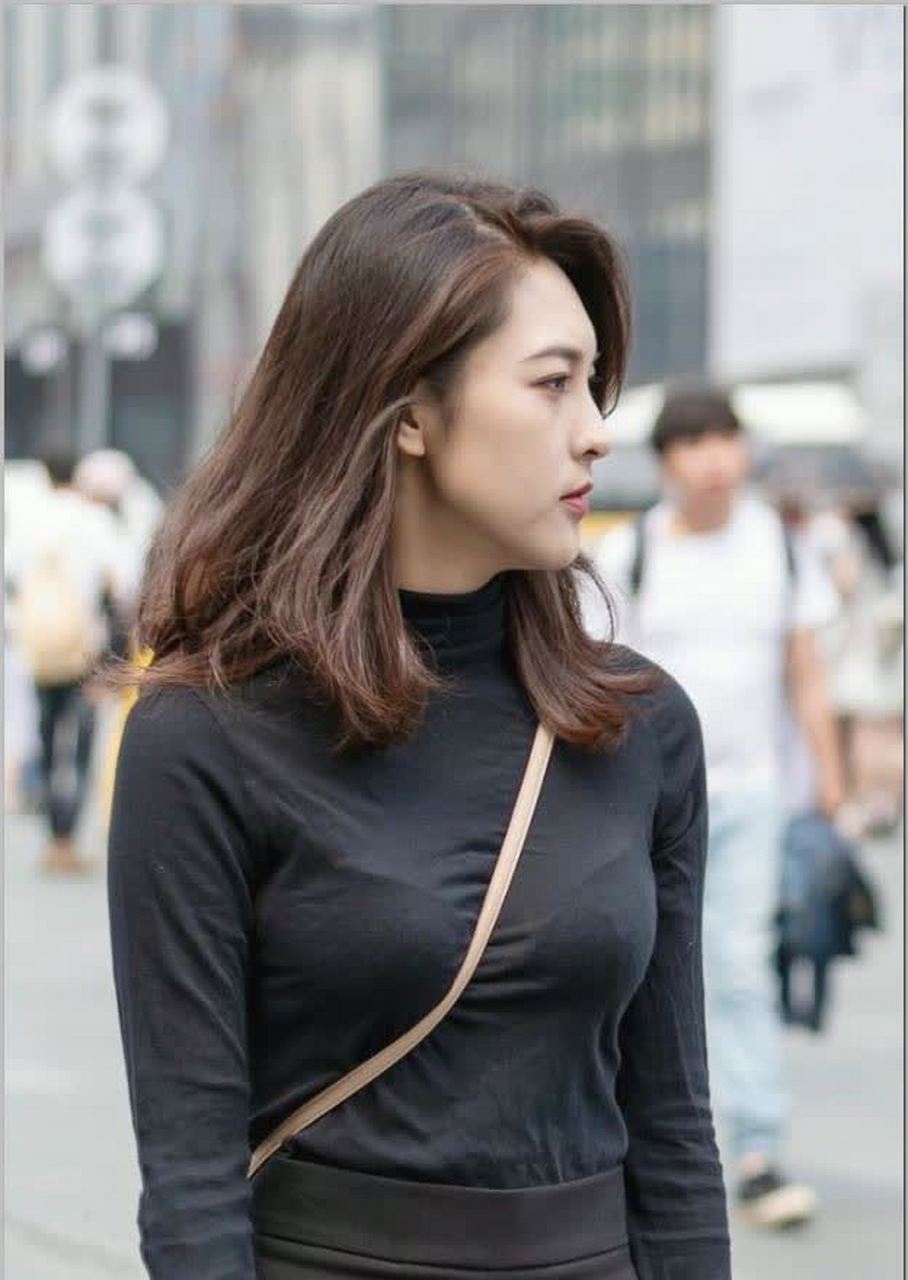 美女会搭配,凸显美腿颀长,身姿窈窕,没有一点臃肿感觉