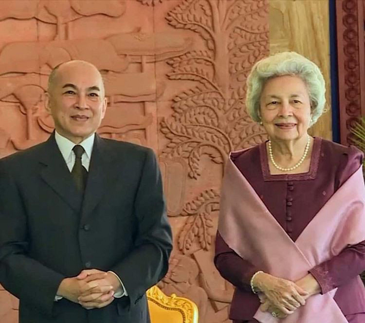 西哈莫尼国王出席活动,总爱带着老母亲莫尼列太后.