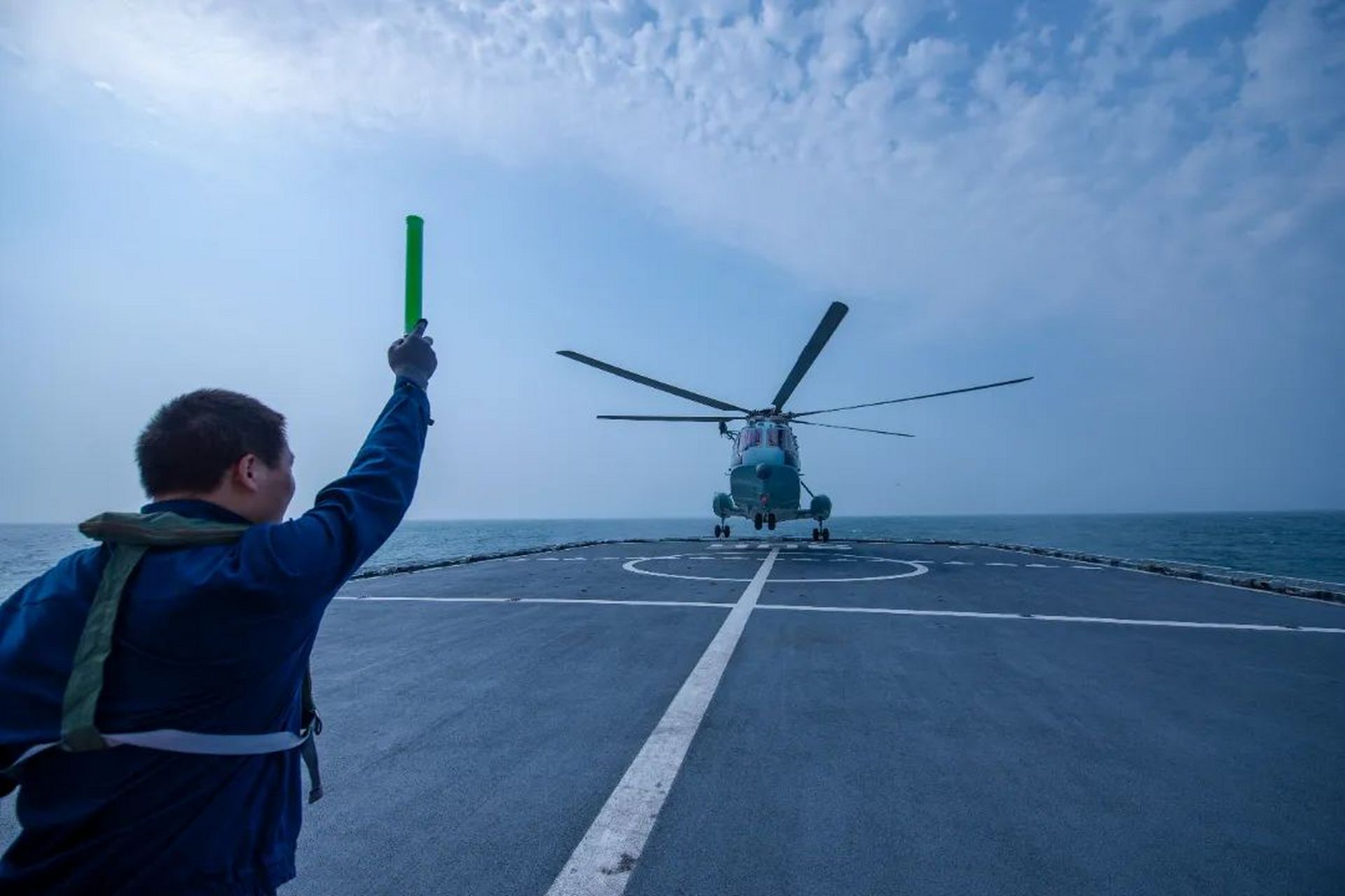 直-8c海上起降训练】  图为海军作战支援舰支队组成舰艇编队开展实战