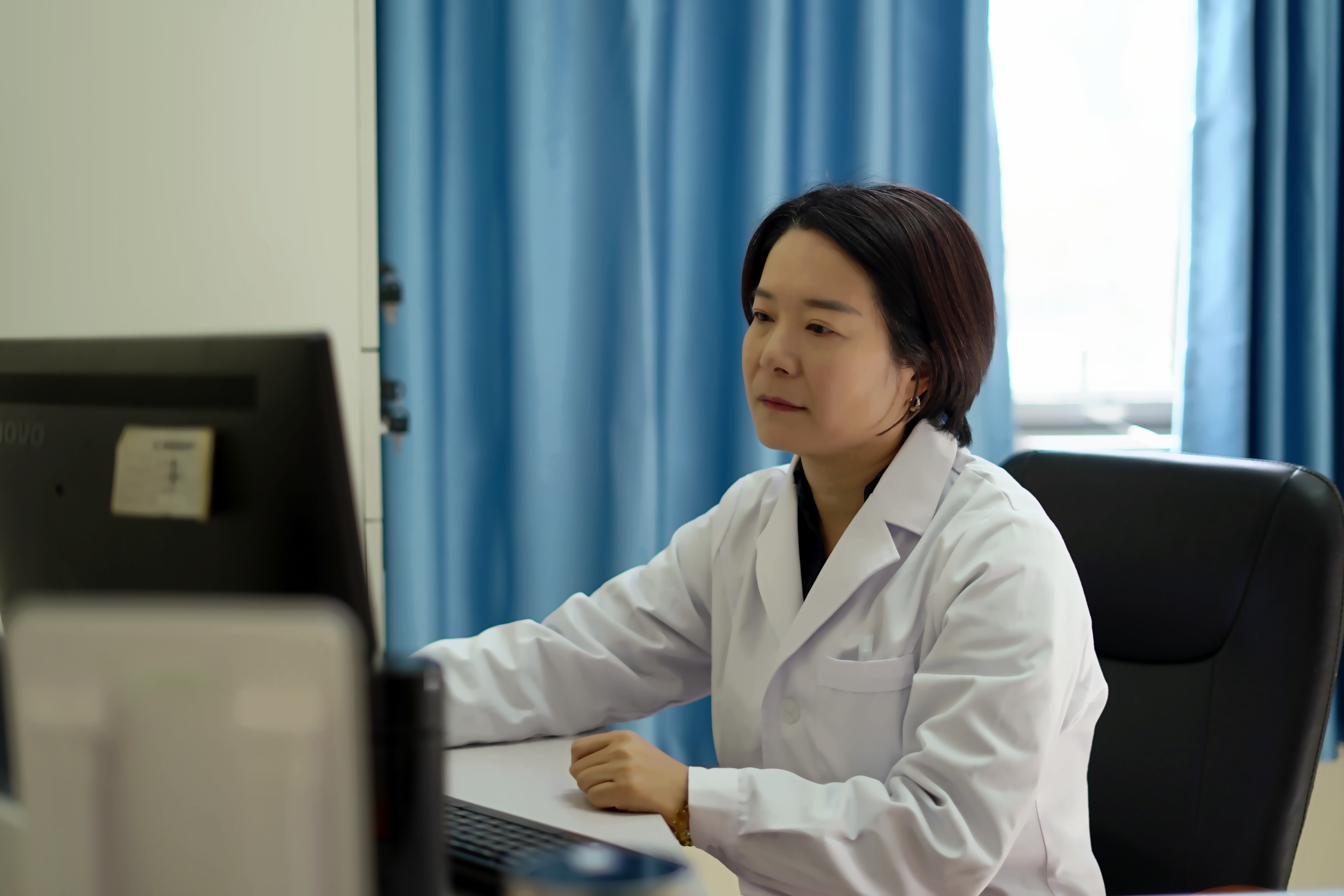 上腹疼痛,恶心呕吐薛春燕医生喀什市二医院心血管内科主任饶芳工作照