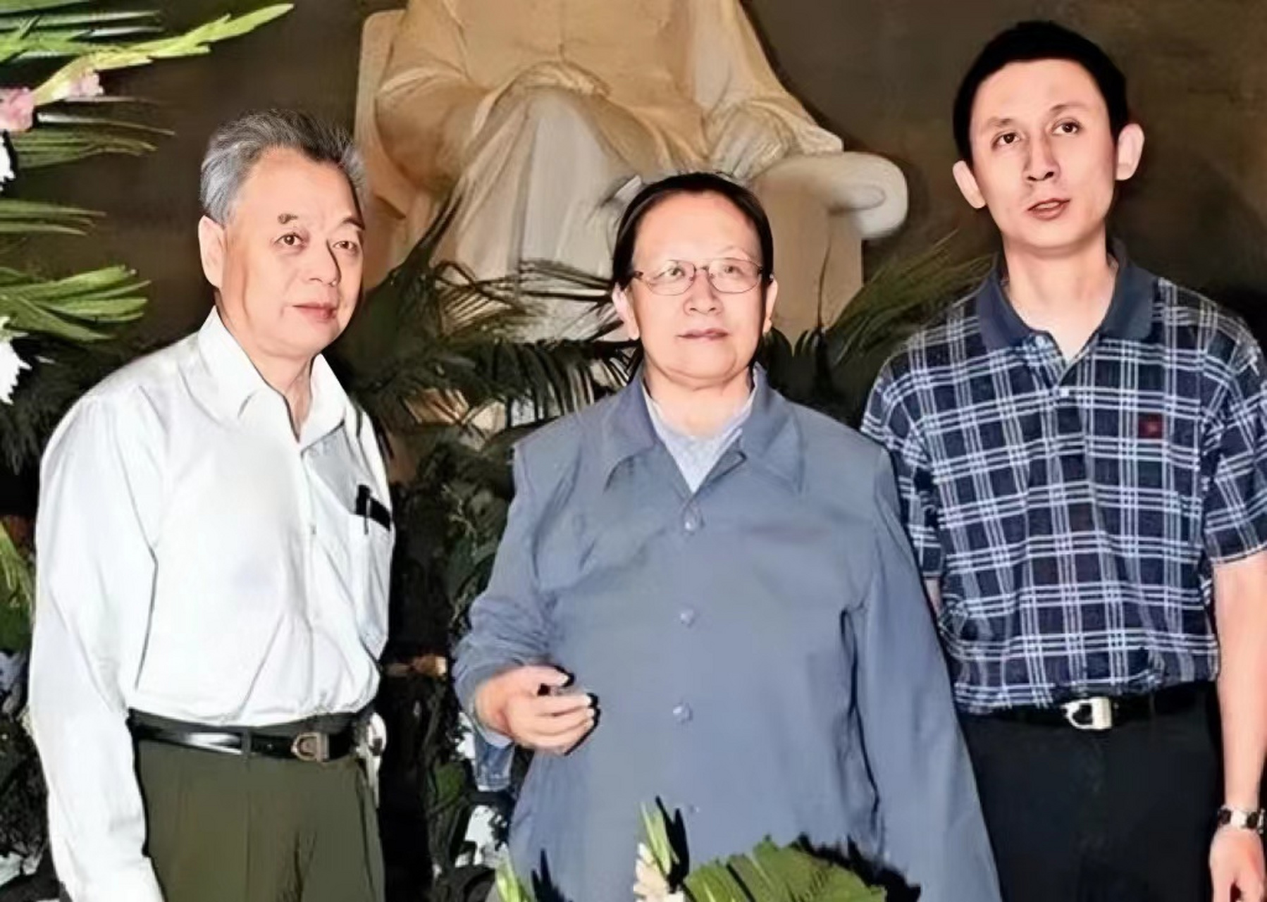 历史老照片:2007年,李讷与丈夫王景清,儿子王效芝一起在父亲纪念堂的