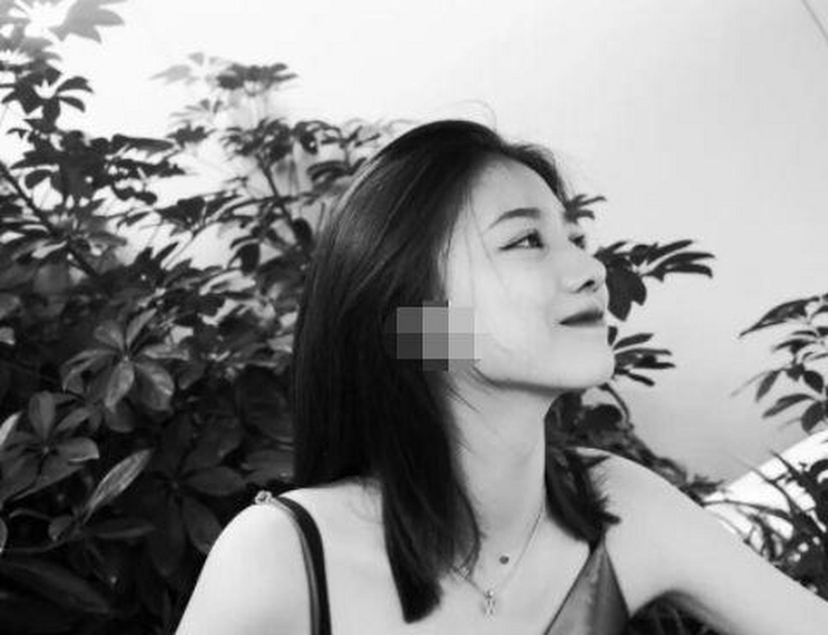 汪峰16岁女儿小苹果晒近照 穿吊带裙大秀纤腰美背