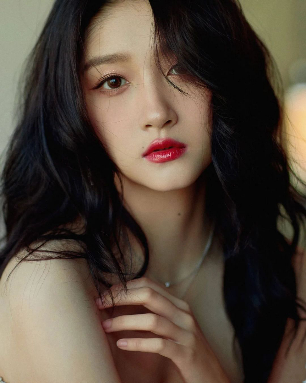 关晓彤微卷长发抹胸裙,红唇妩媚动人!#关晓彤