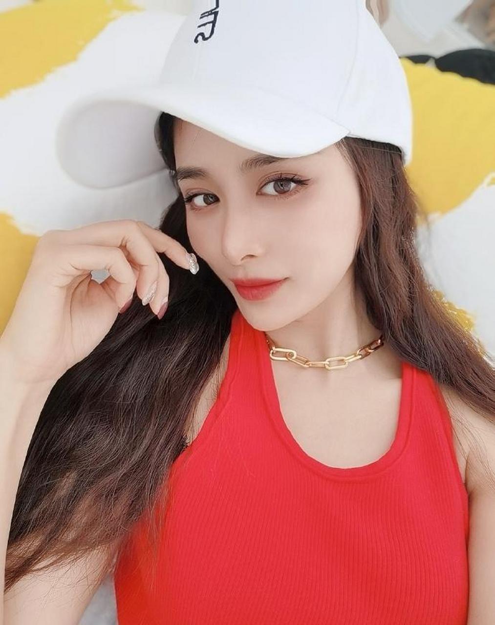 美女演员胡龄萌迷人美照欣赏,很漂亮啊