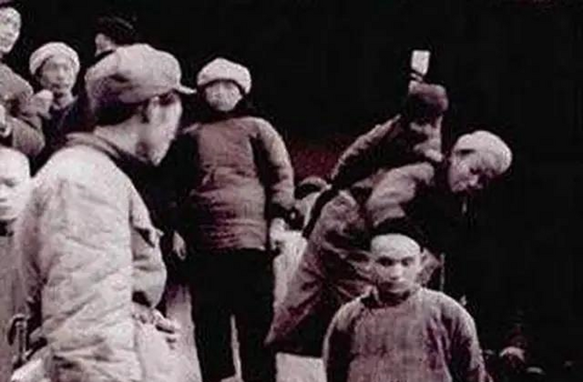 这人名叫石顶武,出生于1947年的一个大地主家,因为家庭条件较好,家里