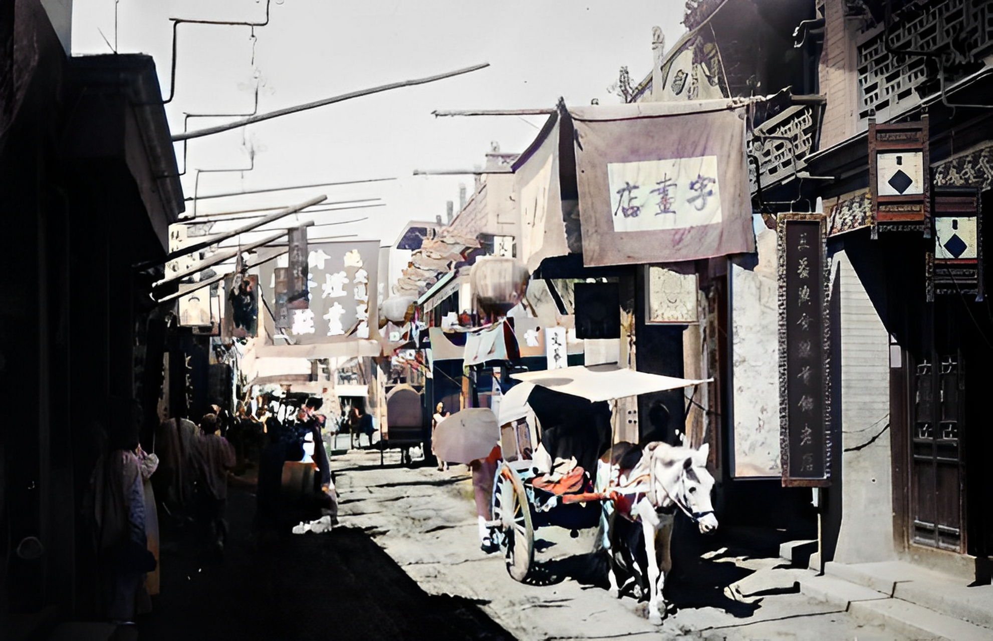 民国初年,北京街头的一组照片! 从照片中可以看到,街道上挤满了行人
