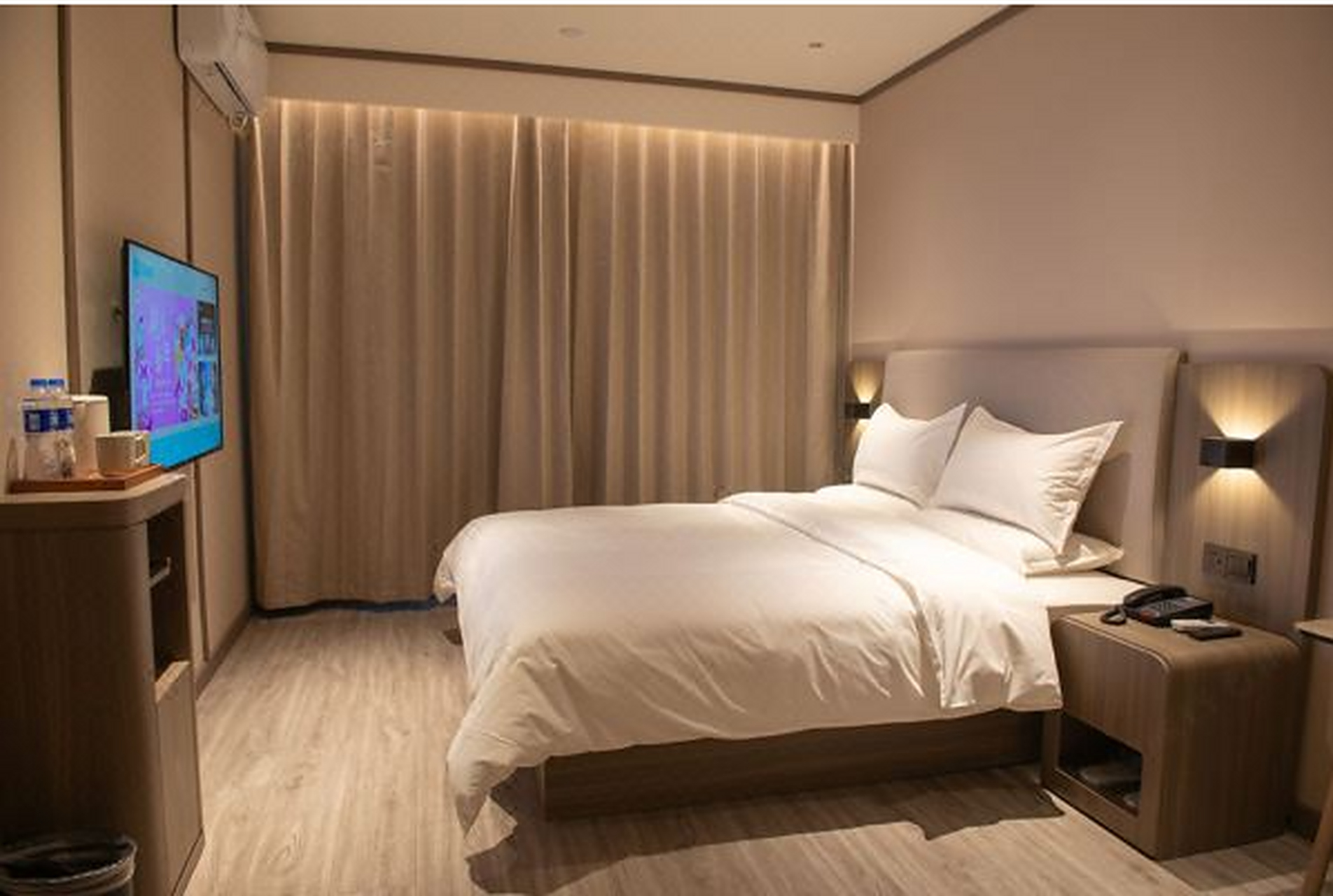 上大学时有一次住酒店,夜里有人敲门,开门发现是一个长得特别漂亮的