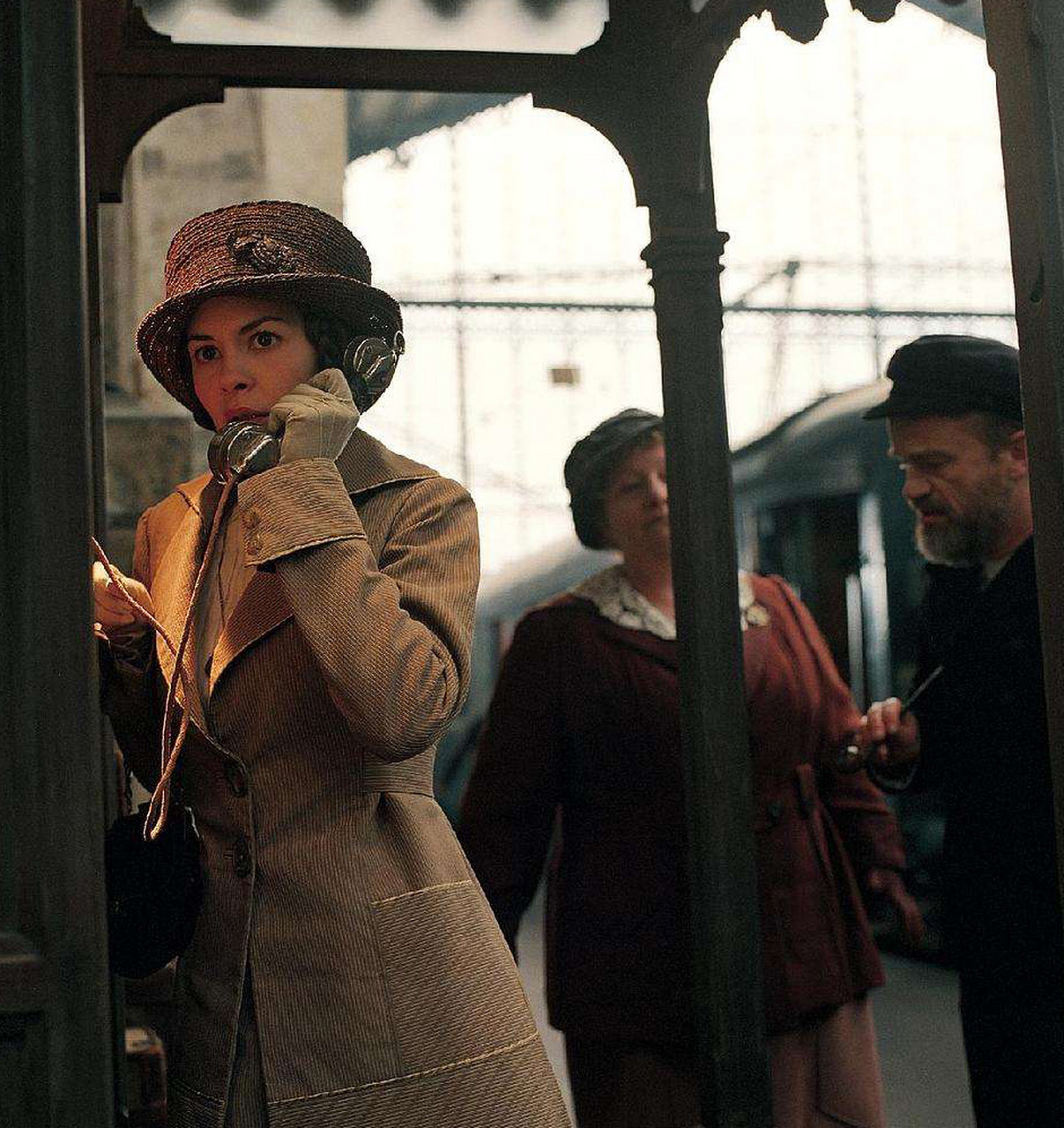 老电影《漫长的婚约》讲述了残疾女郎玛蒂尔德的漫漫追寻,拼合线索